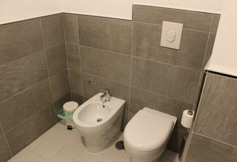 标准间带游泳池, La Tombola