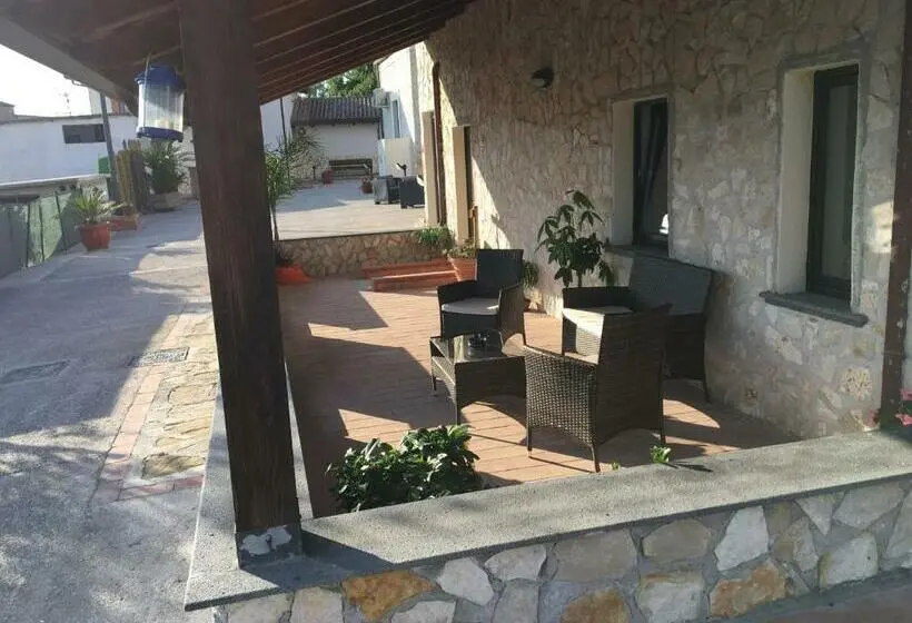Standard Yhden Hengen Huone, Tenuta Ferrara