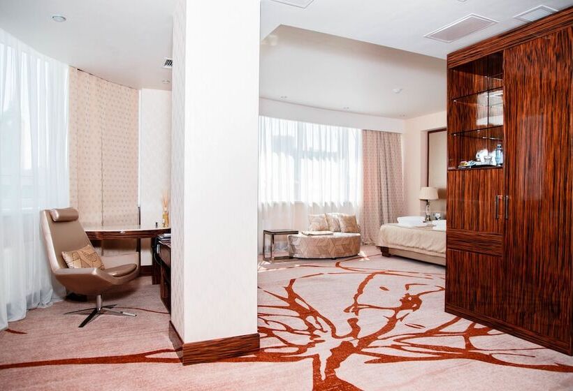 سوییت لوکس, Boutique Hotel Health Club&spa Grandprix