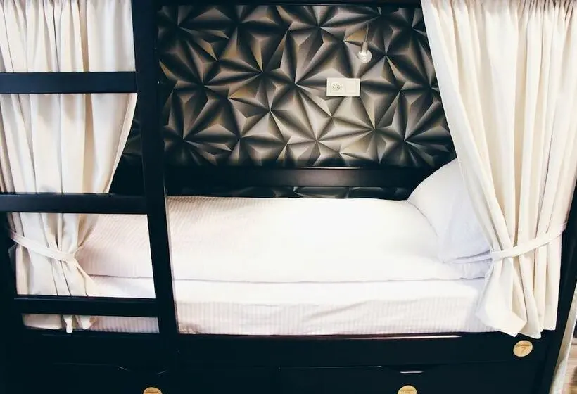 ルームシェアのワンベッド, Hostel Sputnik
