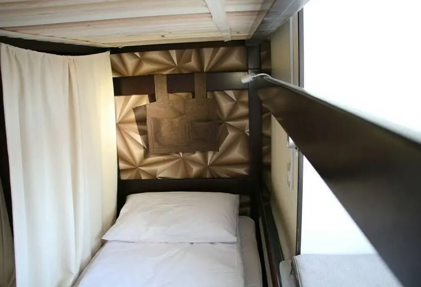 ルームシェアのワンベッド, Hostel Sputnik