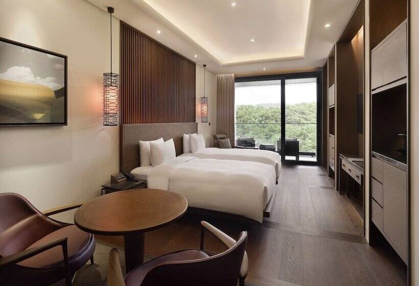 اتاق اجرایی, Ananti At Busan Cove