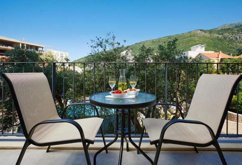 Pokój Superior Trzyosobowy, Eleven