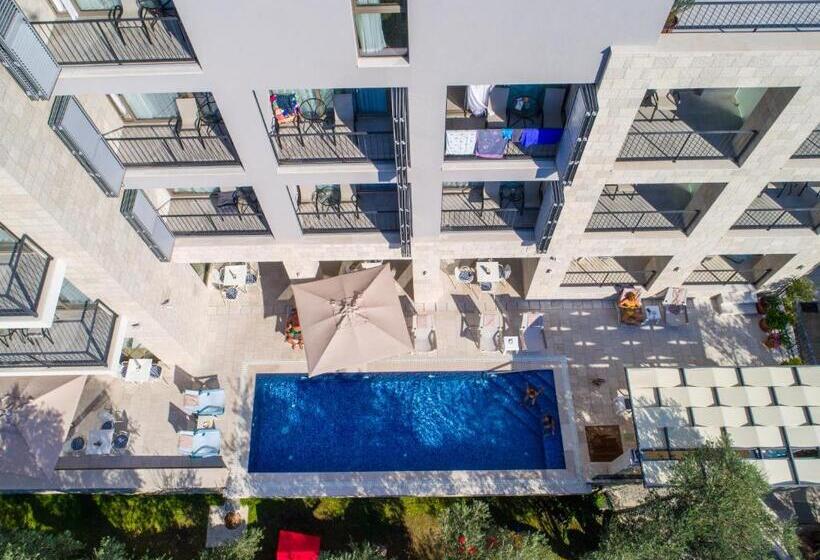 Pokój Superior Trzyosobowy, Eleven