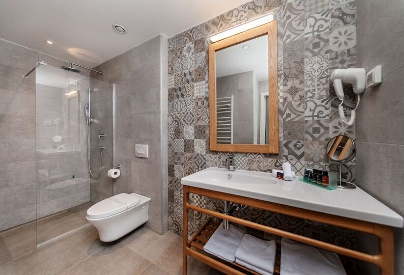 Pokój Superior Trzyosobowy, Eleven