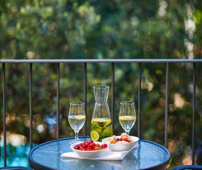 Pokój Superior Trzyosobowy, Eleven