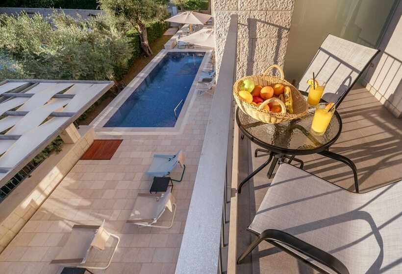 Pokój Superior Trzyosobowy, Eleven