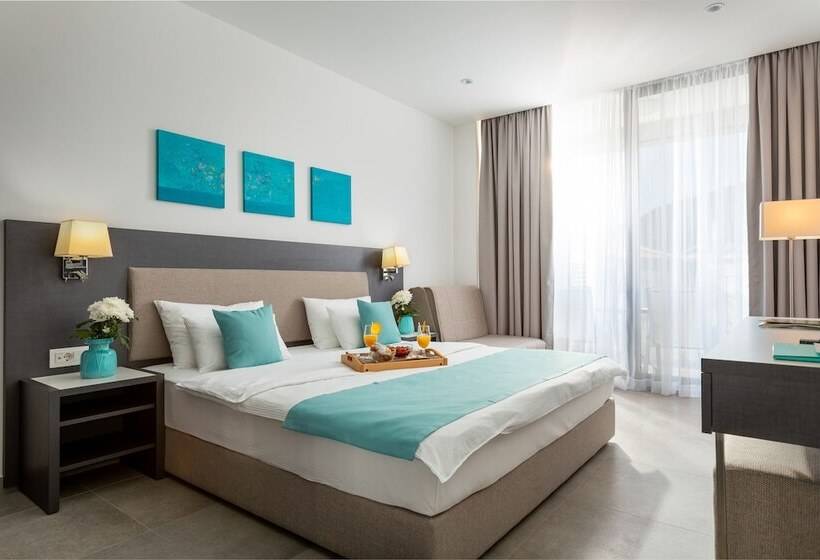 Pokój Superior Trzyosobowy, Eleven