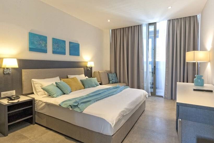 Pokój Superior Trzyosobowy, Eleven