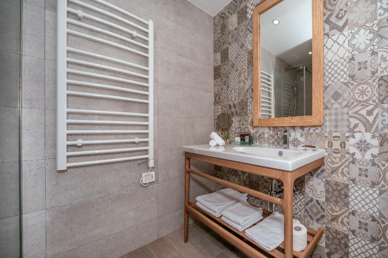 Pokój Superior Trzyosobowy, Eleven