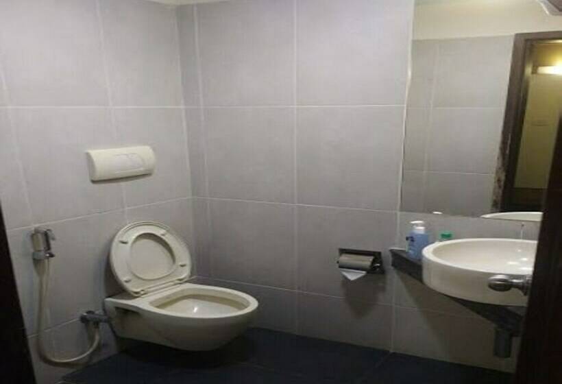 豪华房间, Geekay Millenniaa