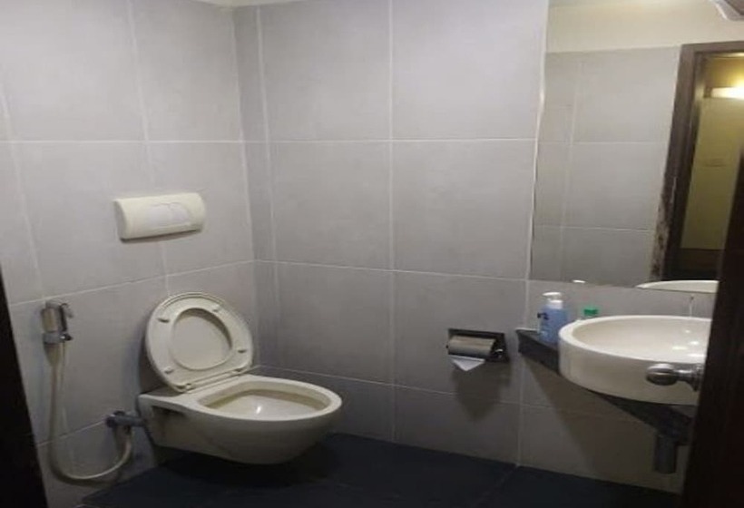 豪华房间, Geekay Millenniaa