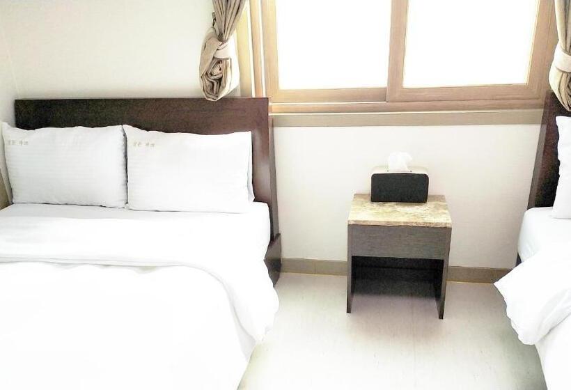 带2个双人床的标准工作室, Golden Park