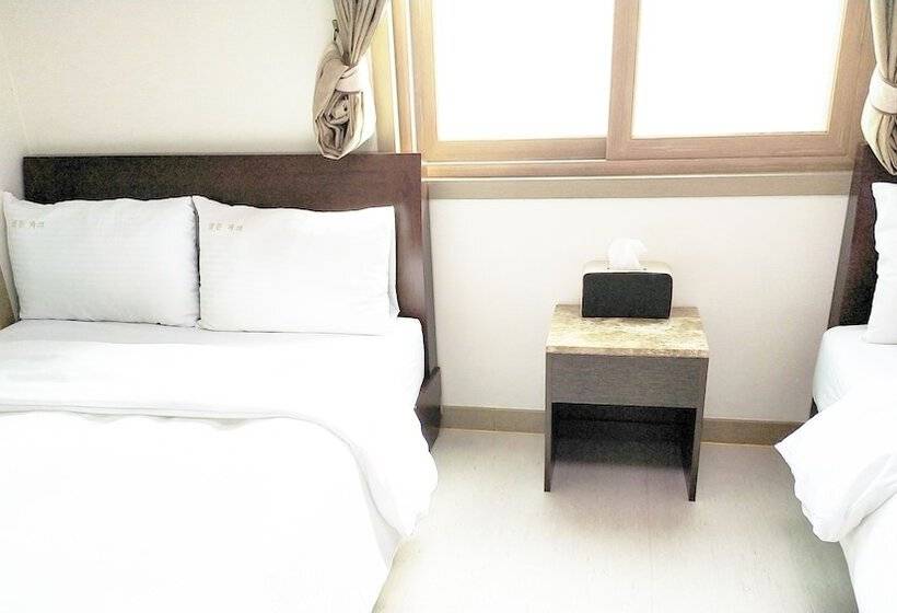 带2个双人床的标准工作室, Golden Park