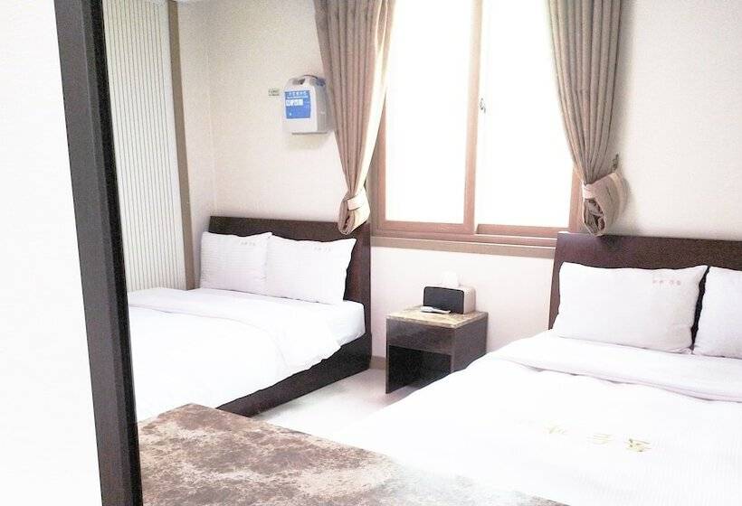 带2个双人床的标准工作室, Golden Park