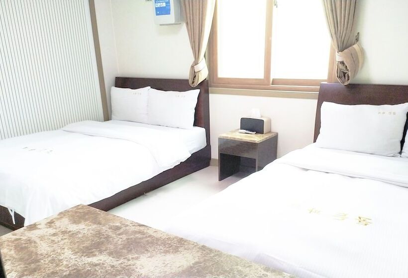 带2个双人床的标准工作室, Golden Park