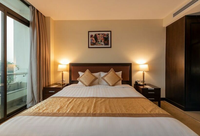 اتاق لوکس, Red River View