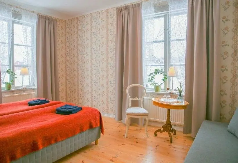 バスルーム共有のトリプルスタンダード, Polhem Bed & Breakfast