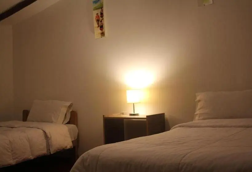 اتاق استاندارد با سرویس بهداشتی مشترک, Killari Hostal
