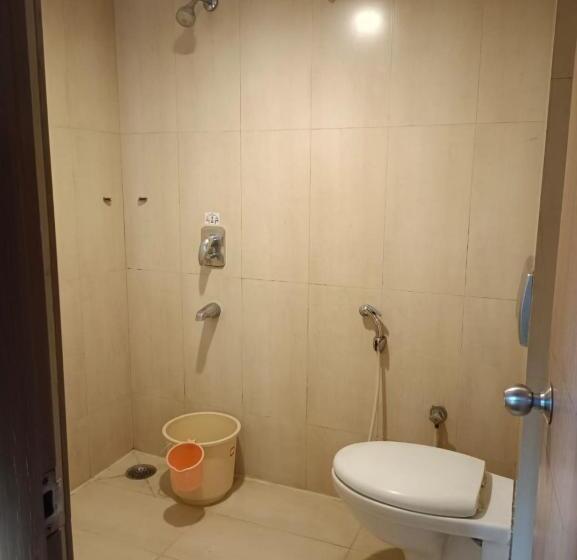 اتاق لوکس, A P