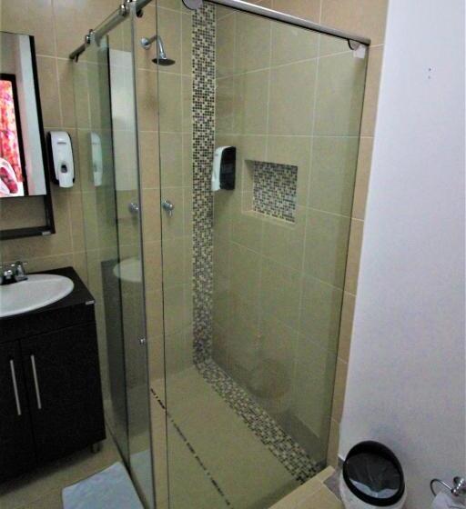 浴室共有ファミリールーム, Amazilia