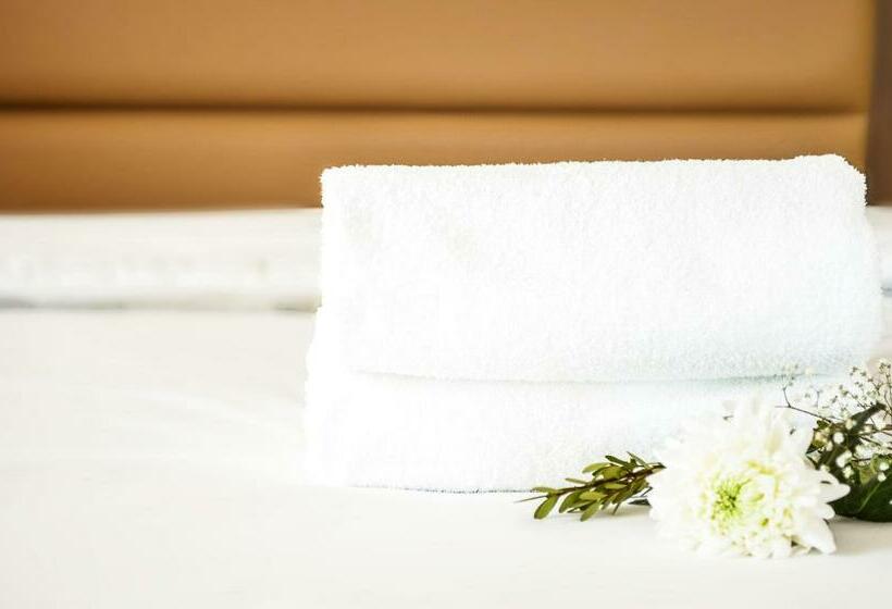 חדר דחוקס עם מיטת קינג, Mstar