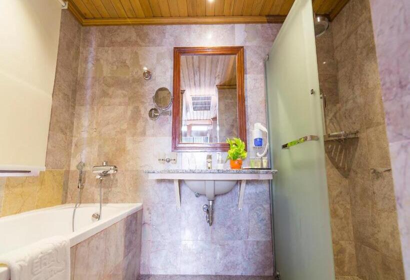 חדר משפחתי, Phnom Penh Era