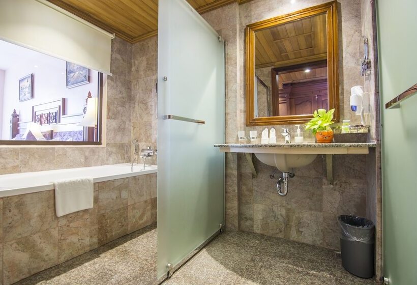 חדר דלוקס, Phnom Penh Era