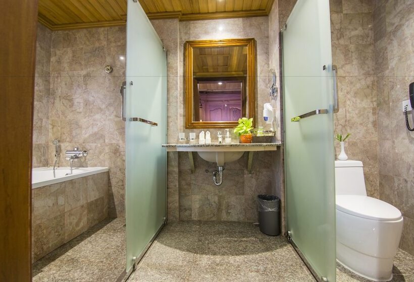 חדר דלוקס, Phnom Penh Era