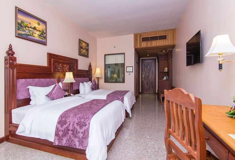 חדר משפחתי, Phnom Penh Era