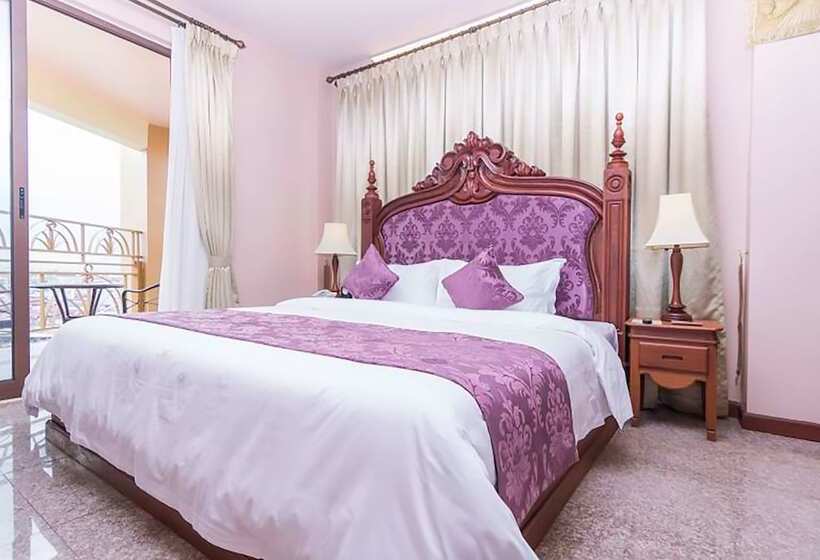 חדר משפחתי, Phnom Penh Era