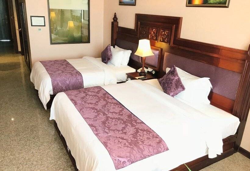 חדר משפחתי, Phnom Penh Era