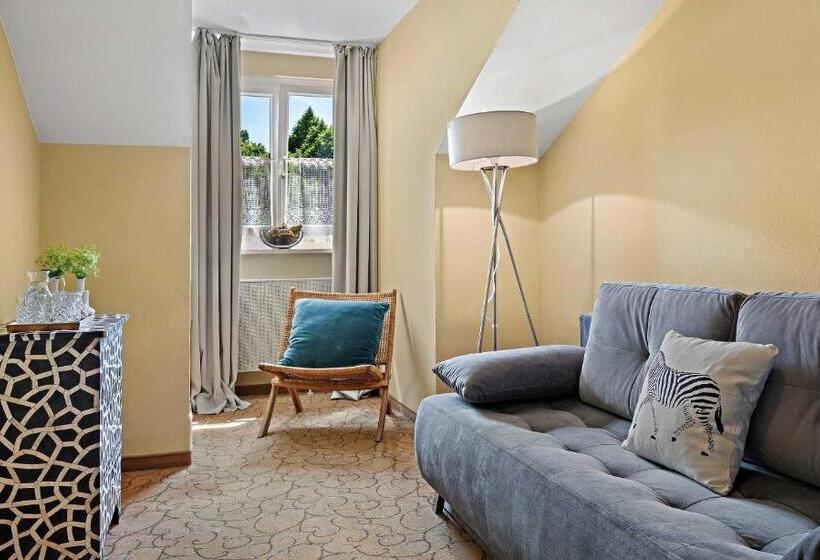 패밀리 스튜디오, St Leonhard