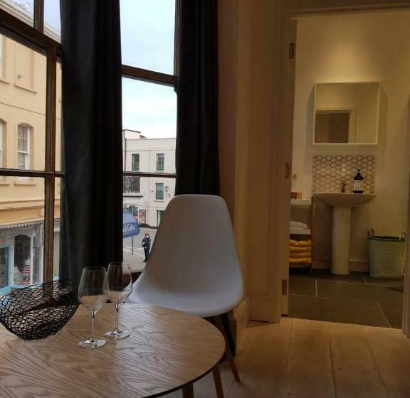 اتاق لوکس با تخت بزرگ, The Antidote