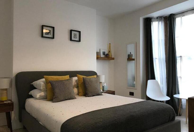 اتاق لوکس با تخت بزرگ, The Antidote