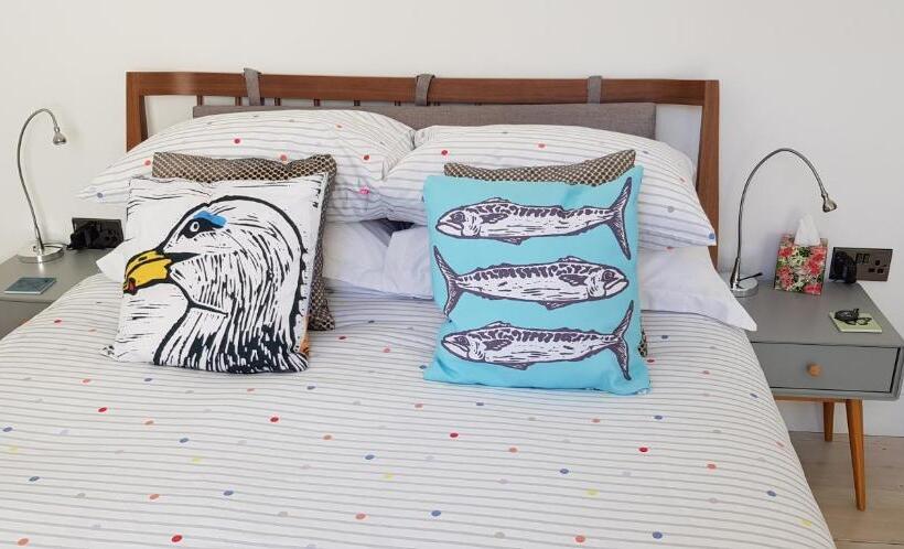 اتاق لوکس با تخت بزرگ, The Antidote