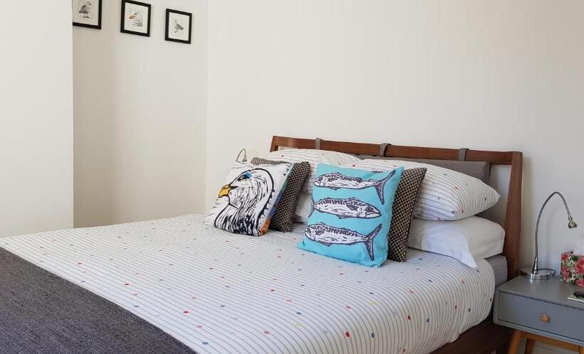 اتاق لوکس با تخت بزرگ, The Antidote