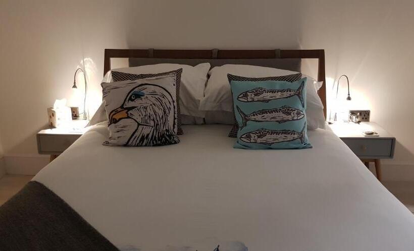 اتاق لوکس با تخت بزرگ, The Antidote