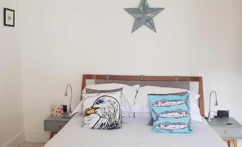 اتاق لوکس با تخت بزرگ, The Antidote