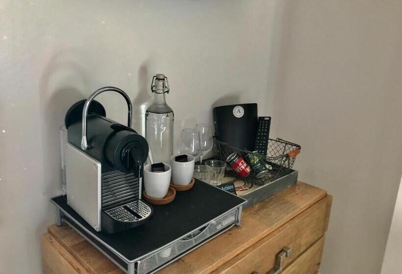 اتاق لوکس با تخت بزرگ, The Antidote