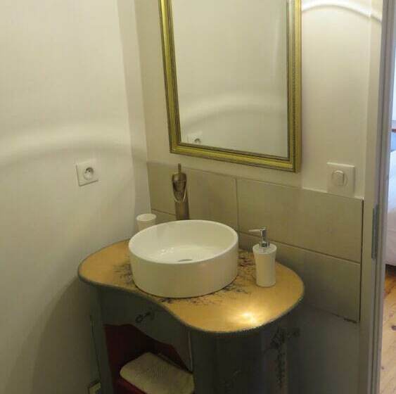 غرفة قياسية, A La Belle Histoire