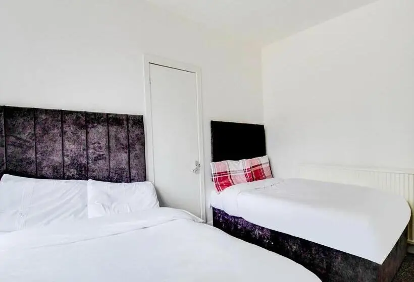 バス共有のスタンダードルーム, The Longlands