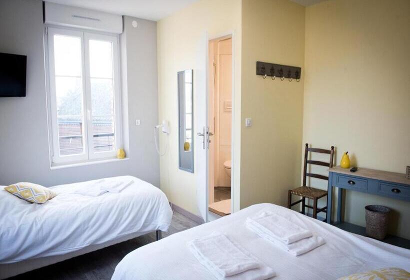 Трехместный Номер Базовый, Logis Hotel Restaurant Le Relais Fleuri