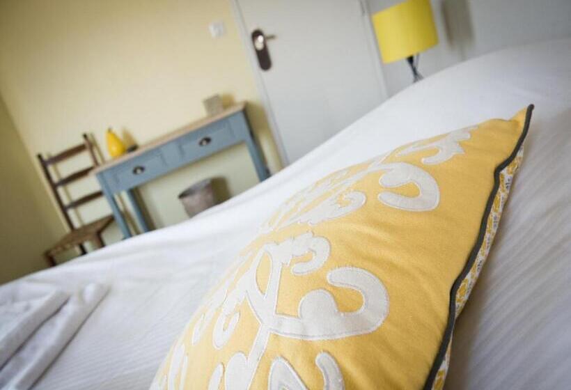 غرفة أساسية ثلاثية, Logis Hotel Restaurant Le Relais Fleuri