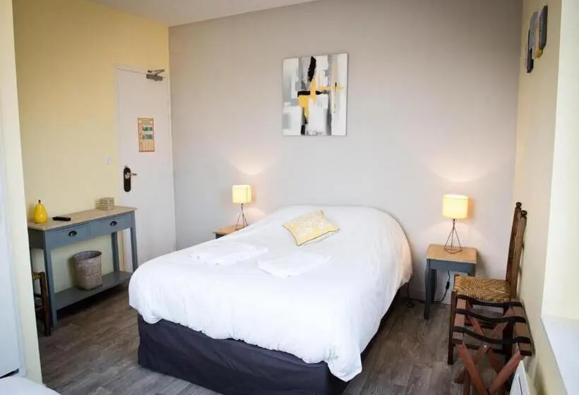 ベーシックトリプルルーム, Logis Hotel Restaurant Le Relais Fleuri
