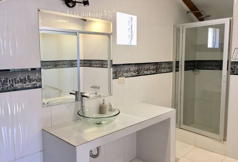 سوییت با چشمانداز کوه, Sol Miranda