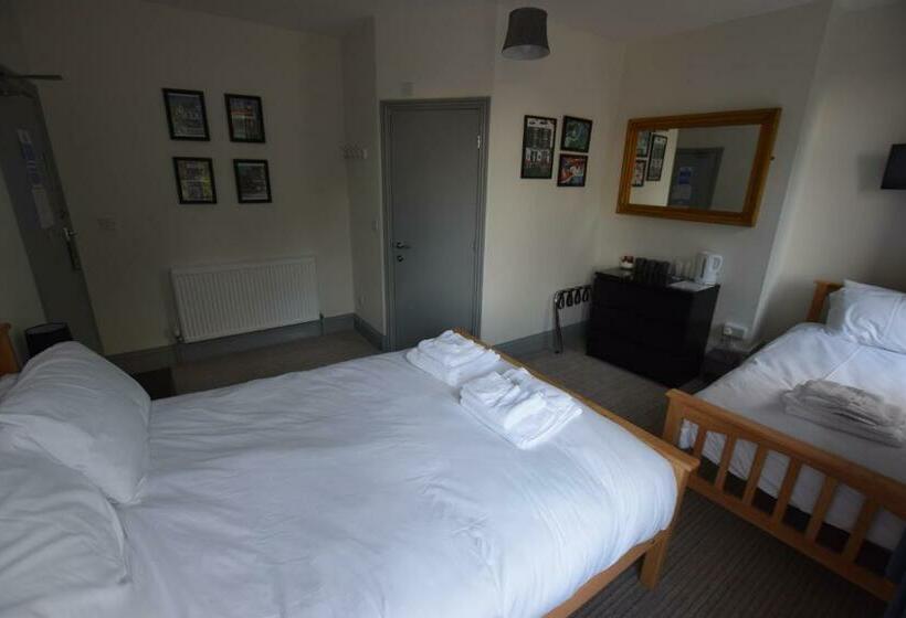 اتاق استاندارد سه نفره, The Crow Inn