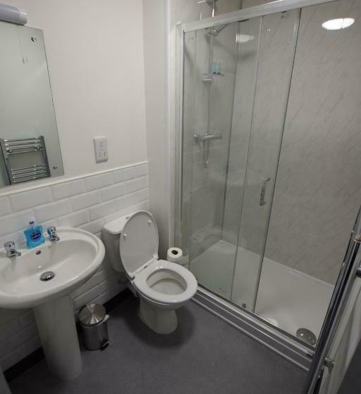 اتاق استاندارد سه نفره, The Crow Inn