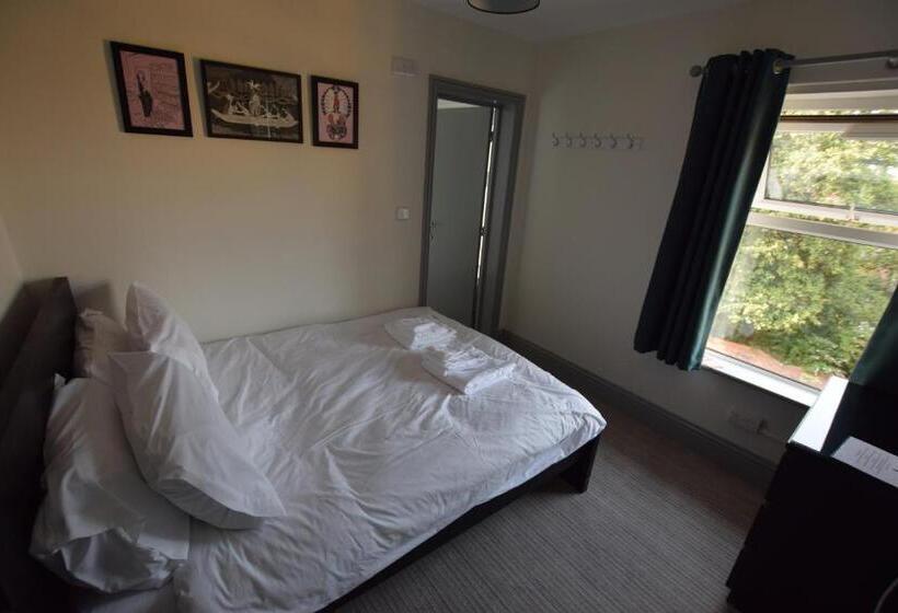 اتاق عادی, The Crow Inn