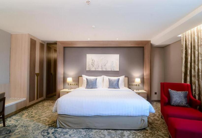 Полулюкс, The Excelton